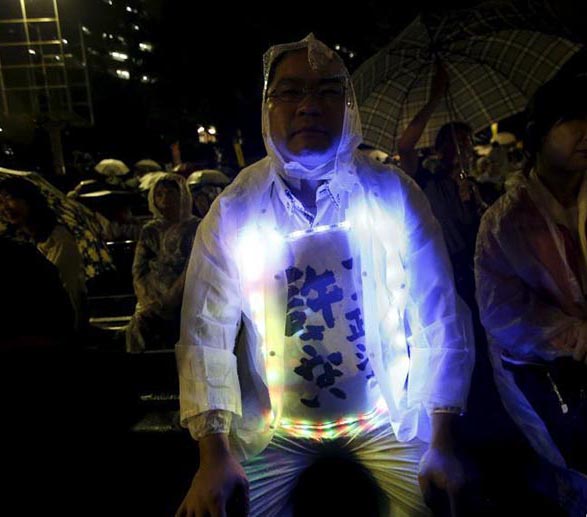 深夜、雨の中「反対運動集會」を決行、新安保法案に抗議