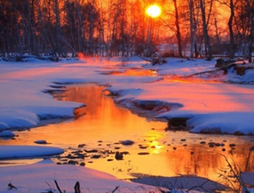 新疆北部　雪解けの哈巴河の夕暮れの風景