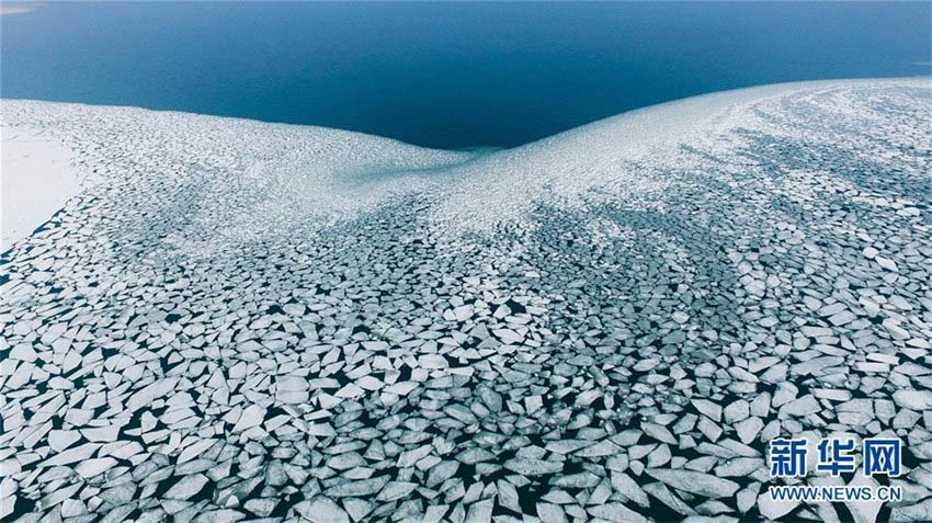 圧倒される！青海湖の氷が溶け出す風(fēng)景を空撮