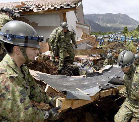 被災地での救援活動が続く、自衛隊員2萬5千人態勢で　日本