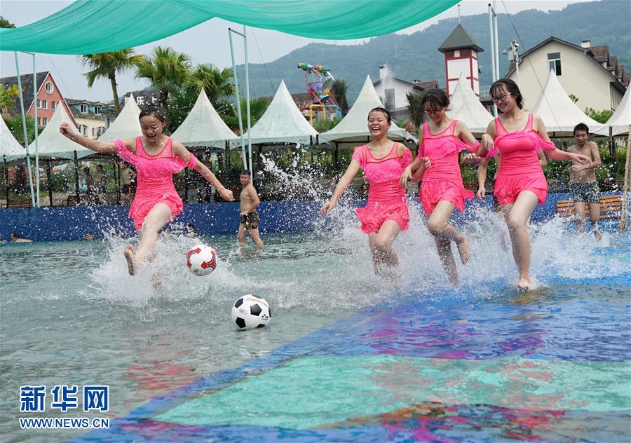 水遊びで過ごす夏至　重慶