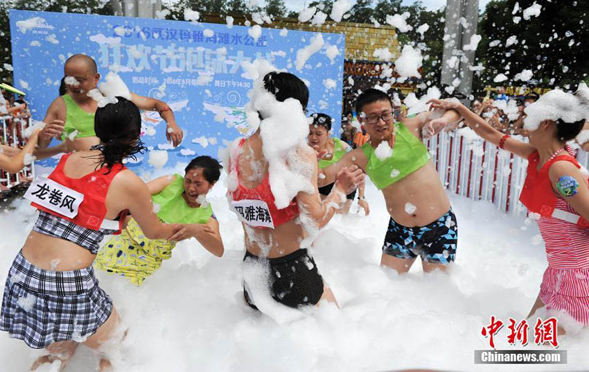 大量の泡に大はしゃぎ　今までにない涼しい夏のひととき　武漢