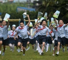 新學期をスタートする小學生たち