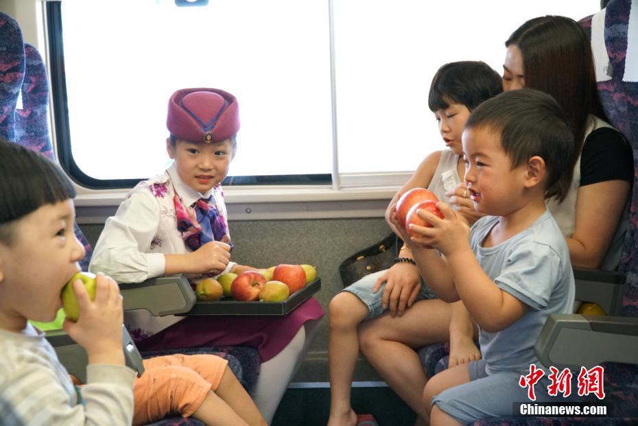 乗務(wù)員は可愛らしい少女　「國(guó)際子供の日」の乗務(wù)員體験イベント