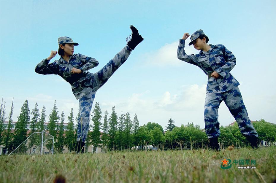 青春を謳歌する爽やかな女性空軍兵士たち