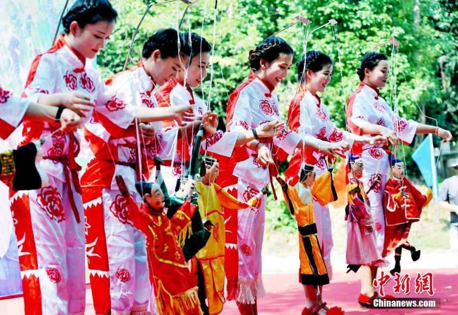 伝統(tǒng)文化と大自然の融合　糸操り人形愛好家の女性、竹林で人形劇を披露　