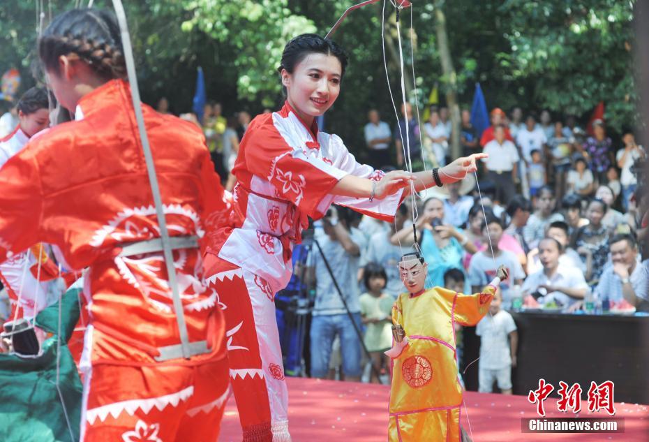 伝統(tǒng)文化と大自然の融合　糸操り人形愛(ài)好家の女性、竹林で人形劇を披露　