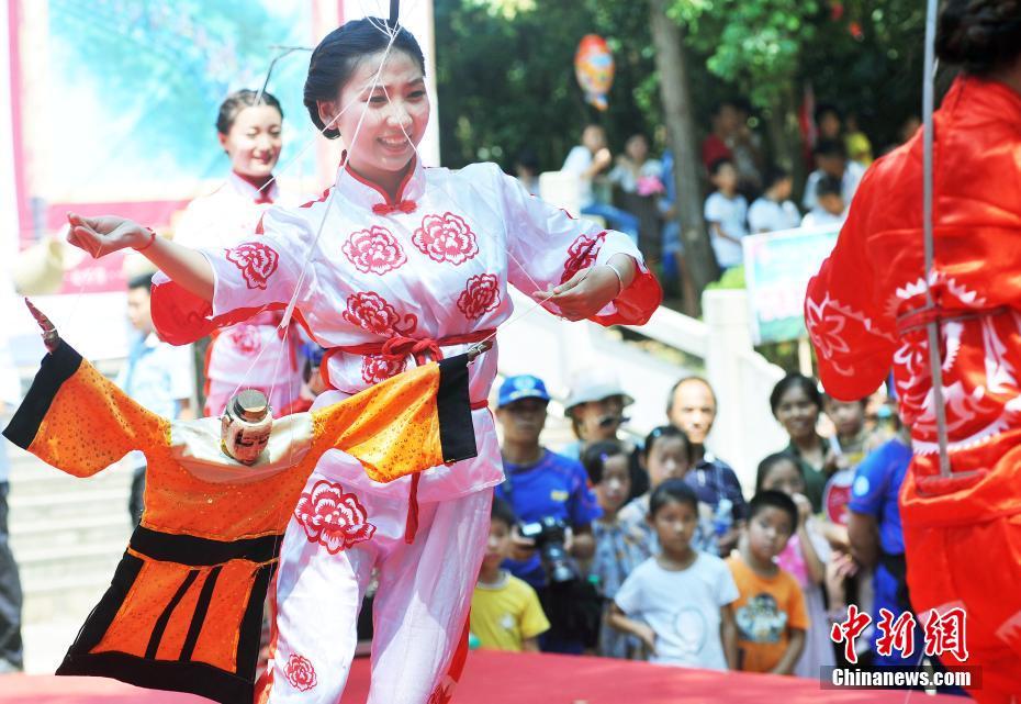 伝統(tǒng)文化と大自然の融合　糸操り人形愛好家の女性、竹林で人形劇を披露　