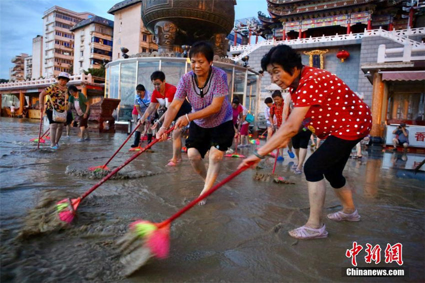 洪水が収まった柳州市、約100人の女性が浚渫チーム結(jié)成