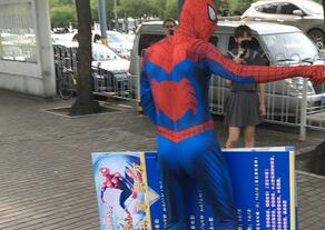 北京に“スパイダーマン”登場??？　手をつなぐ1元　キス7元