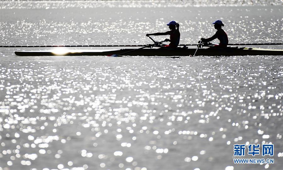 きらめく水上を進(jìn)む選手たち　全國運(yùn)動(dòng)會(huì)ボート競技開催　天津市