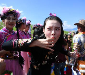 雲南で花入り月餅早食い大會開催、一足先に中秋節祝う