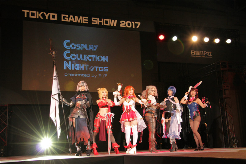 「Cosplay Collection Night @TGS」のステージ上で華麗なコスプレショーを披露するコスプレイヤーたち。