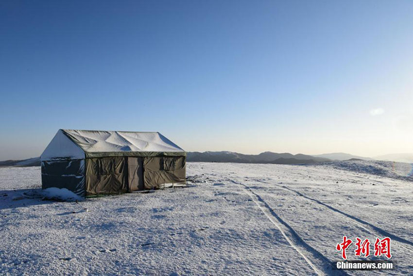 甘粛の草原に秋の雪、一面の銀世界に