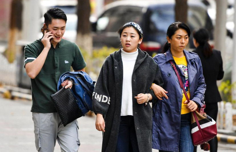 ウルムチ市で気溫上昇、薄著と厚著で街行く市民たち