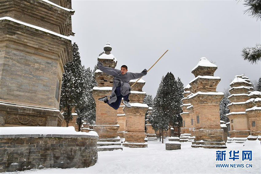 少林寺の武僧たち、雪の中で妙技披露　河南省