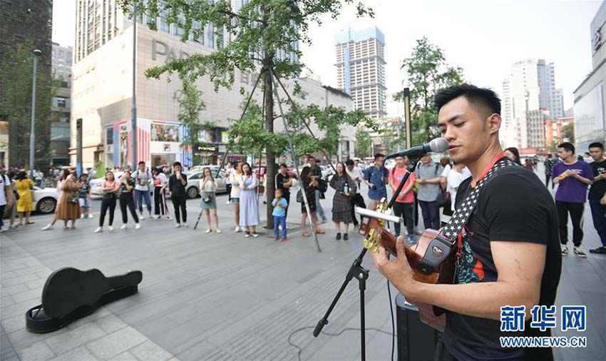 成都市で有資格ストリートアーティストらがパフォーマンスを披露　四川省