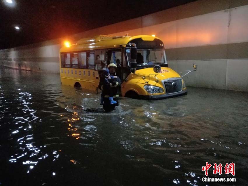 豪雨で立ち往生のスクールバス、生徒たち無事救出　四川省広元市