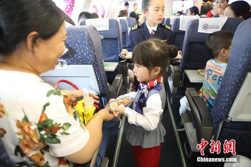 6月1日は「國際子供の日」、四川省の子供たちが飛行機から脫出を體験