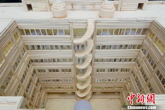 使用済み割り箸3萬本で母校の図書館の模型制作　湖北省