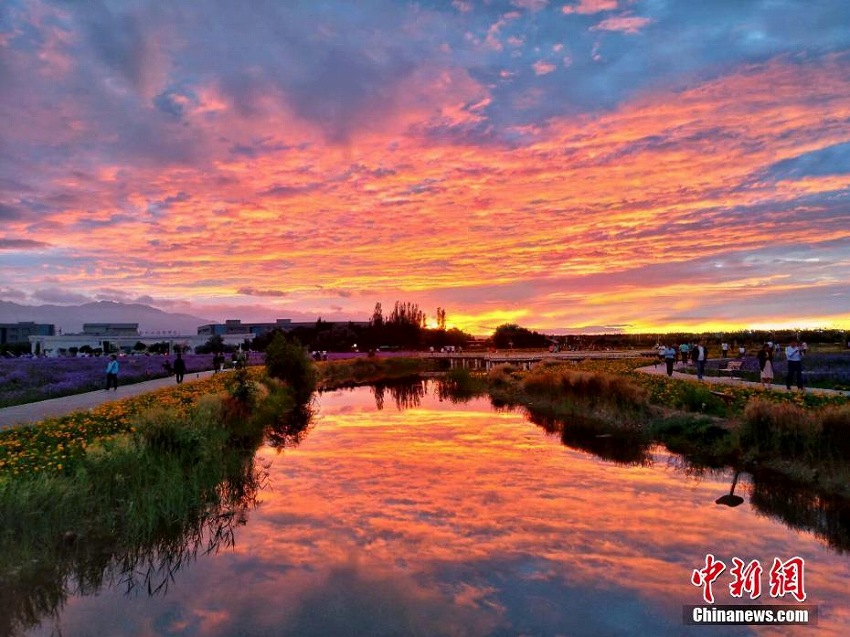 空も川も一面の炎に包まれたような美しい夕焼け広がる　甘粛省