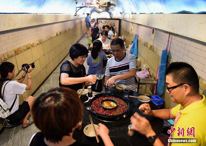 防空壕內で火鍋を食べて暑気払い　重慶市