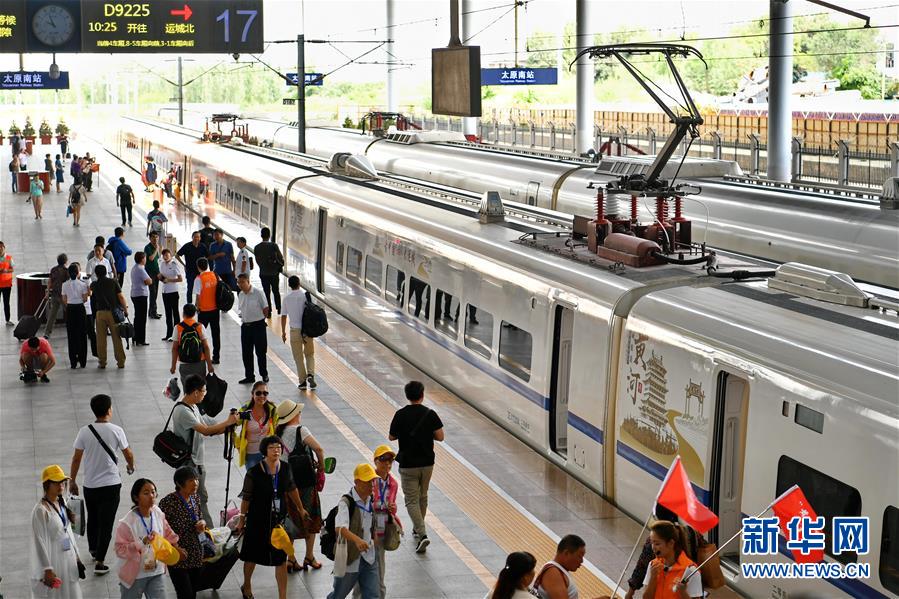 鉄道夏季ダイヤで直通観光列車200本を運行