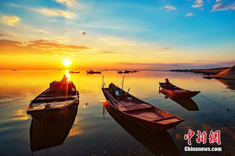 中國最大の淡水湖に広がる色鮮やかな夕焼け空