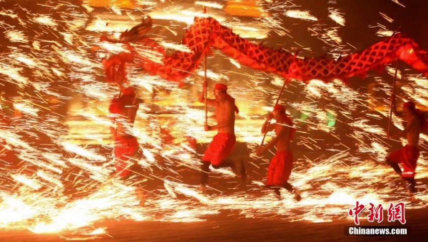 山東省臺児荘で行われた「火竜鋼花」のパフォーマンス（1月13日、撮影?雍君）。