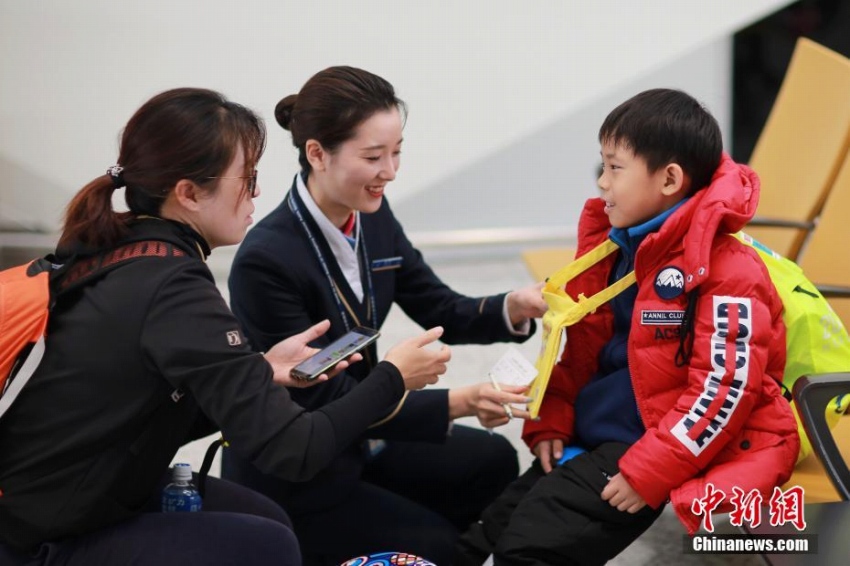 広州白雲空港で保護者と「子ども1人旅サービス」の手続きを行うグランドホステス（1月13日、撮影?劉蕓）。