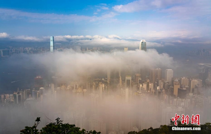 香港地區(qū)のヴィクトリア?ハーバー、「移流霧」で仙境のような絶景に