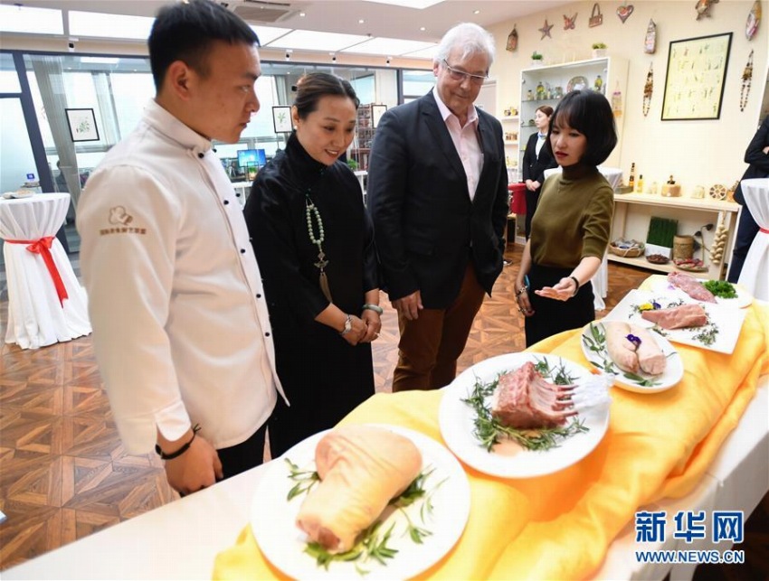 フランス産の豚肉を見學するゲスト(撮影?李欣)。