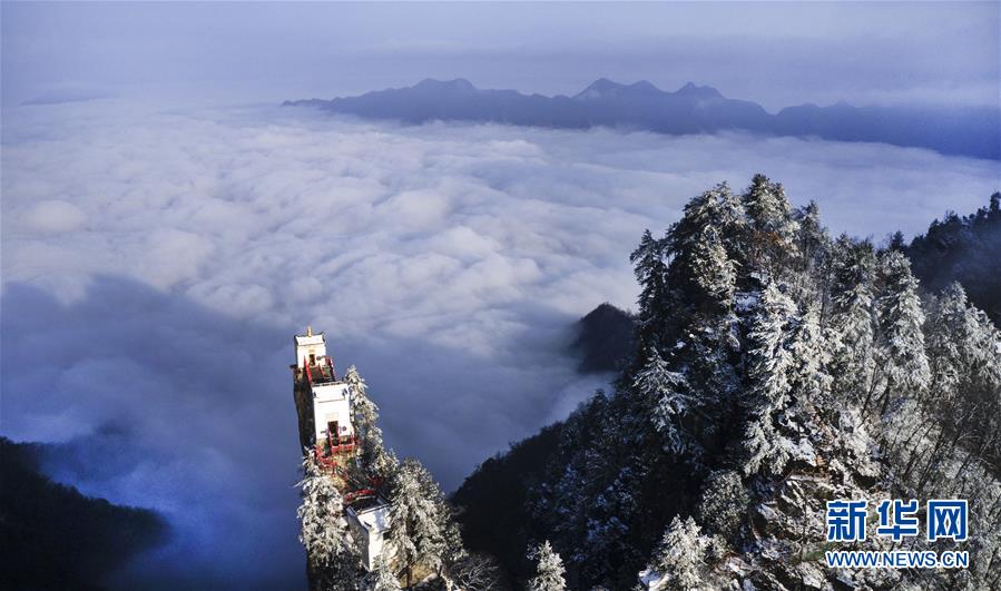 雪と雲海がコラボし仙境のような絶景広がる陝西省塔雲山