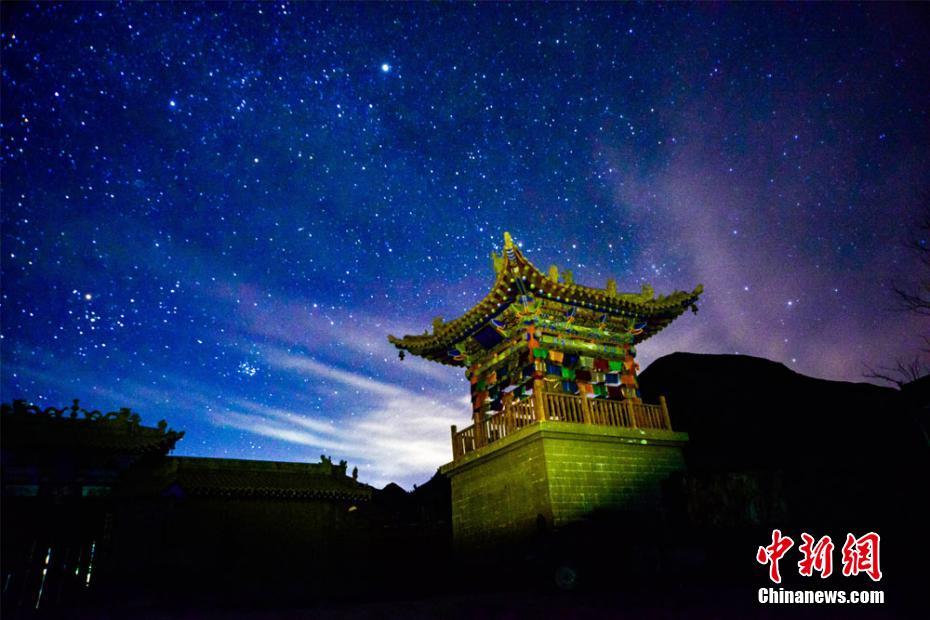 煌めき輝く美しくも幻想的な敦煌の星空　甘粛省