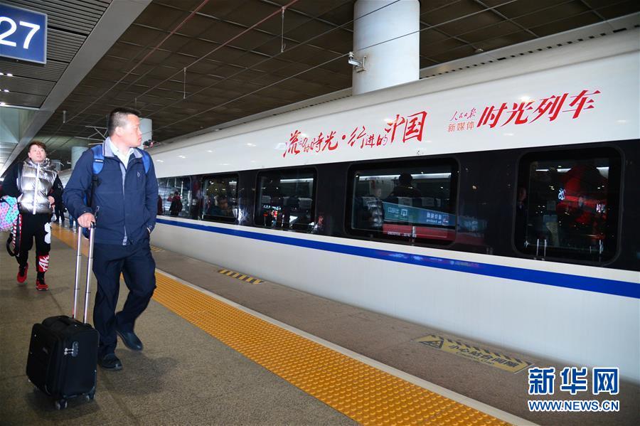 「時光列車」のD1923號に乗って西安北駅から成都東駅に向かう乗客（3月14日撮影?唐振江）。