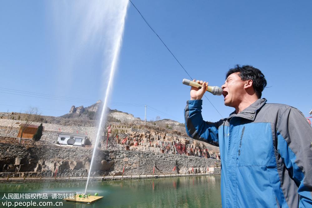 高らかに叫ぶと噴水が噴き出るおもしろアトラクション「喊泉」（寫真提供?人民図片/撮影?郝群英）。