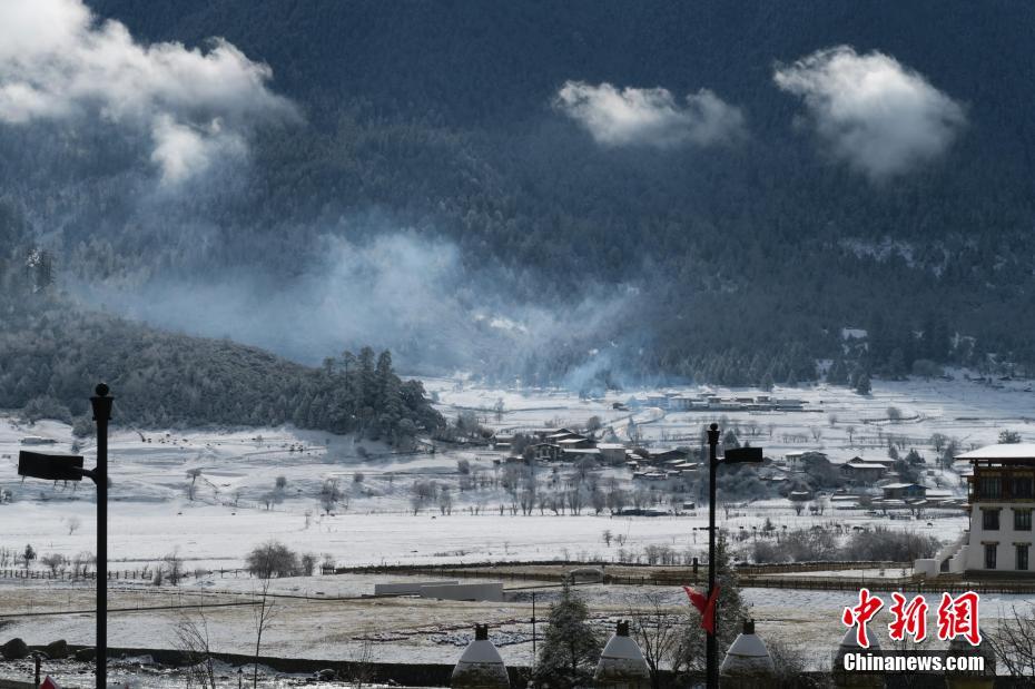 3月22日、夜に雪が降り、村の林や牧草地が白く染まった観光村。山も雪化粧の絶景に（撮影?楊程晨）。