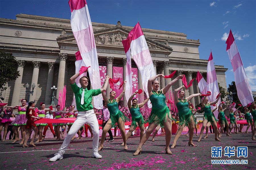 全米桜祭りのパレードで華やかなダンスを披露するダンサーたち（撮影?劉傑）。