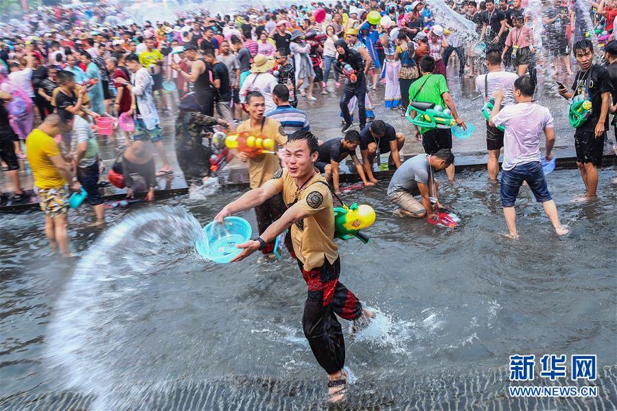 景洪市の水かけ広場で水かけ祭りに參加した人々（撮影?張玉薇）。