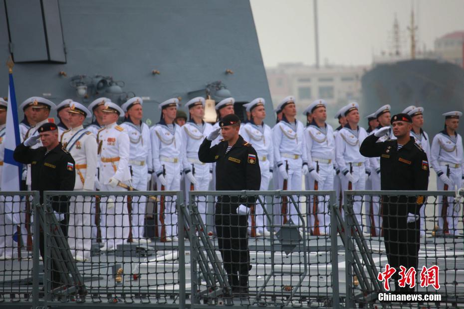 國際海軍行事に參加する各國艦艇が続々と青島に到著