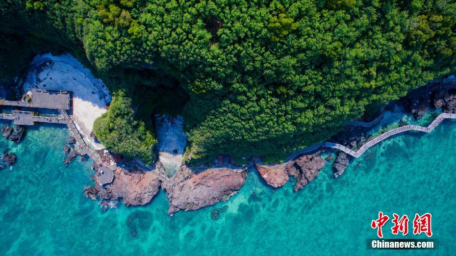 空撮した翡翠のように透明で美しい海水に取り囲まれた潿洲島（撮影?翟李強）。