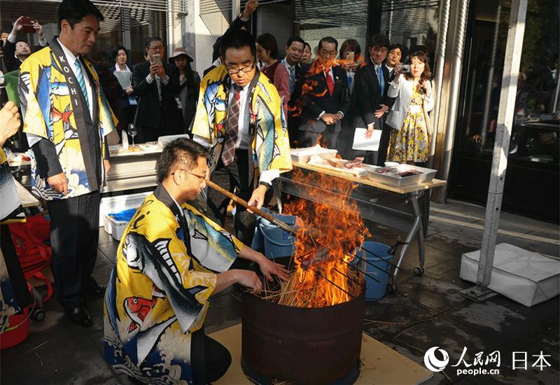 高知県のカツオのワラ焼きたたきのデモンストレーション（撮影?陳思）。