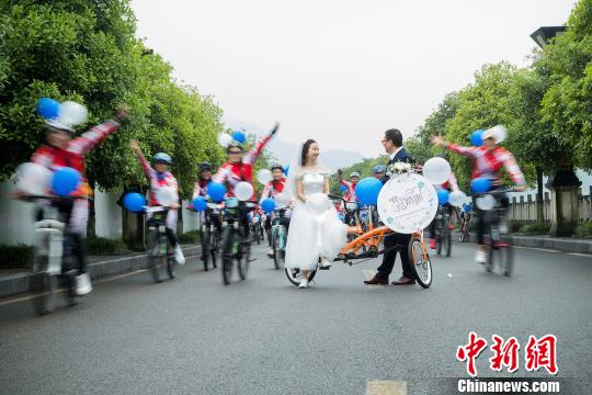 自転車による結婚式を挙げた新婚カップル（撮影?梁斌）。