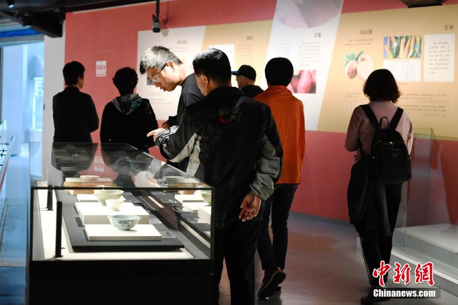 5月7日、成都博物館で開催された「食為天--食卓上の文化の旅」展を見學(xué)に訪れた來館者（撮影?安源）。