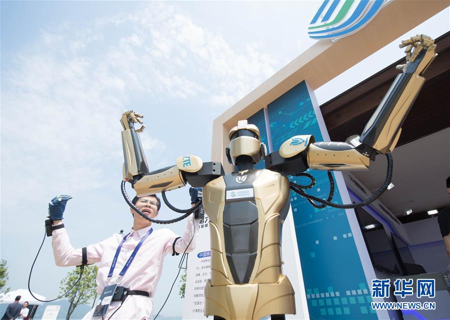 料理に習(xí)字も！第6回中國ロボットサミットが開幕