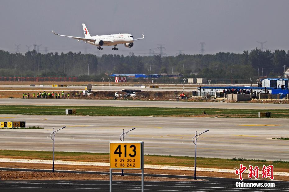 北京大興國際空港の滑走路に著陸するために高度を下げる中國東方航空のエアバスA350-900型機 (撮影?殷立勤）。