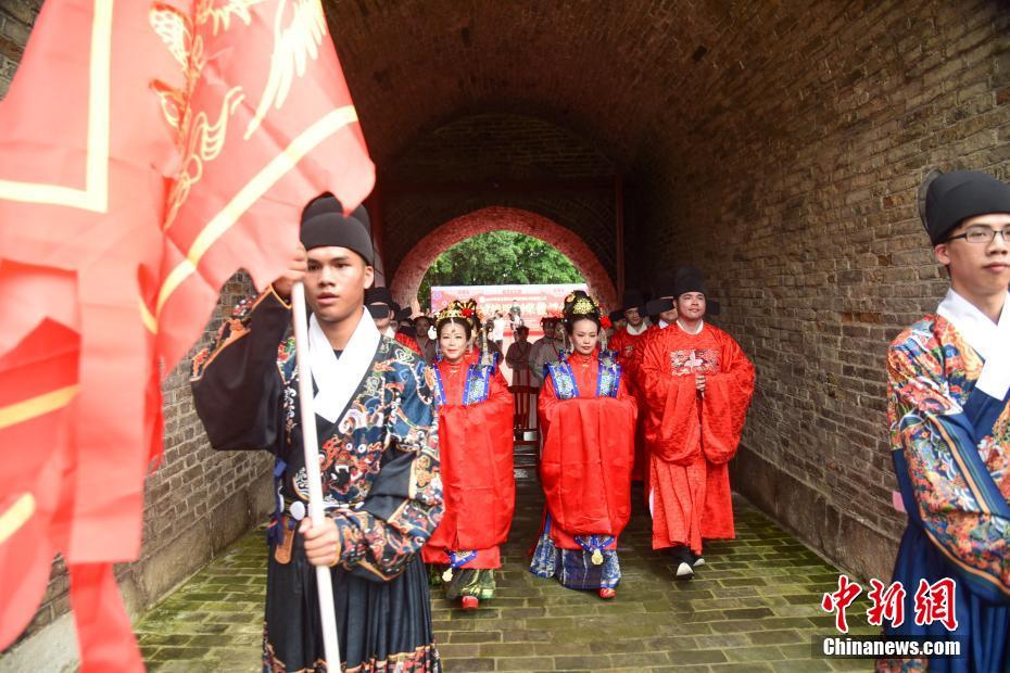 広西壯（チワン）族自治區柳州市の明代に建設された東門で結婚式を挙げるカップル6組（撮影?王以照）。