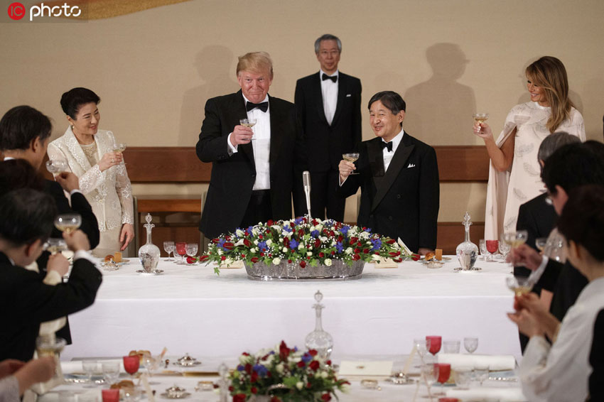 晩餐會で乾杯するトランプ大統(tǒng)領(lǐng)夫妻と徳仁天皇夫妻（寫真著作権は東方ICが所有のため転載禁止）。