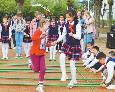 6月1日は「國際子供の日」　中國とロシアの小學生が交流