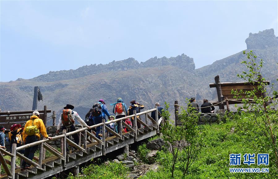 気溫上昇で旅行シーズン迎えた長白山保護區　吉林省